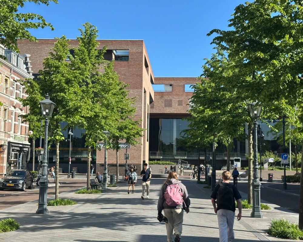 Mensen op weg naar werk in het Chassé-gebied in Breda