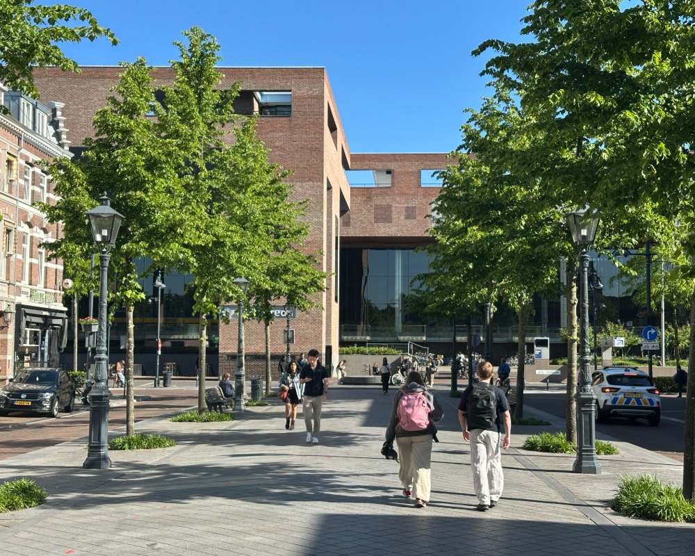 Mensen lopen over een plein in Breda